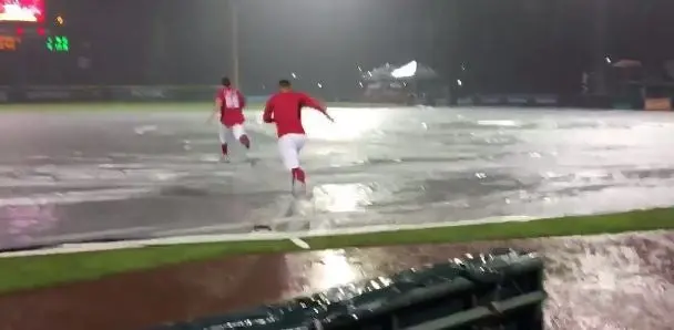 Diablos se divierten en lona de lluvia del Fray Nano