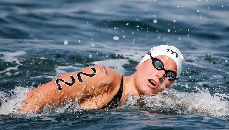 Nadadora pierde medalla por conducta antideportiva