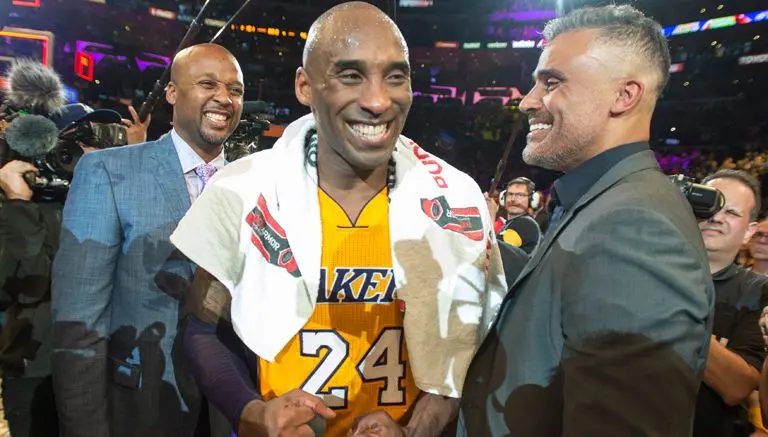 Subastan última toalla que usó Kobe Bryant