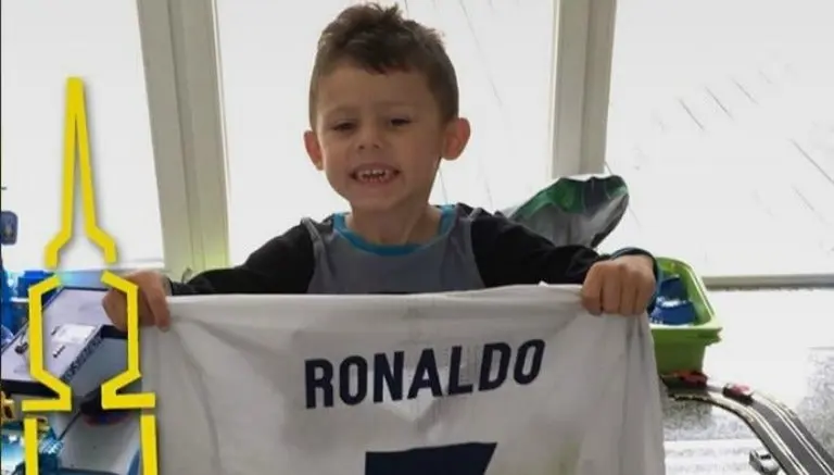 Hijo de Aubameyang, feliz al recibir playera de CR7