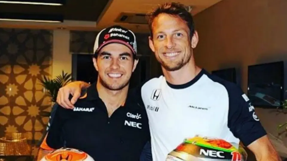 Checo y Button intercambian cascos en Abu Dhabi