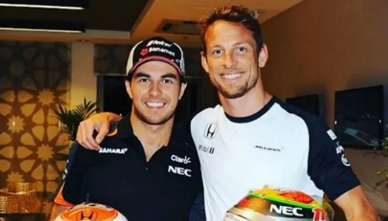 Checo y Button intercambian cascos en Abu Dhabi