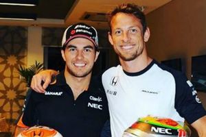 Checo y Button intercambian cascos en Abu Dhabi
