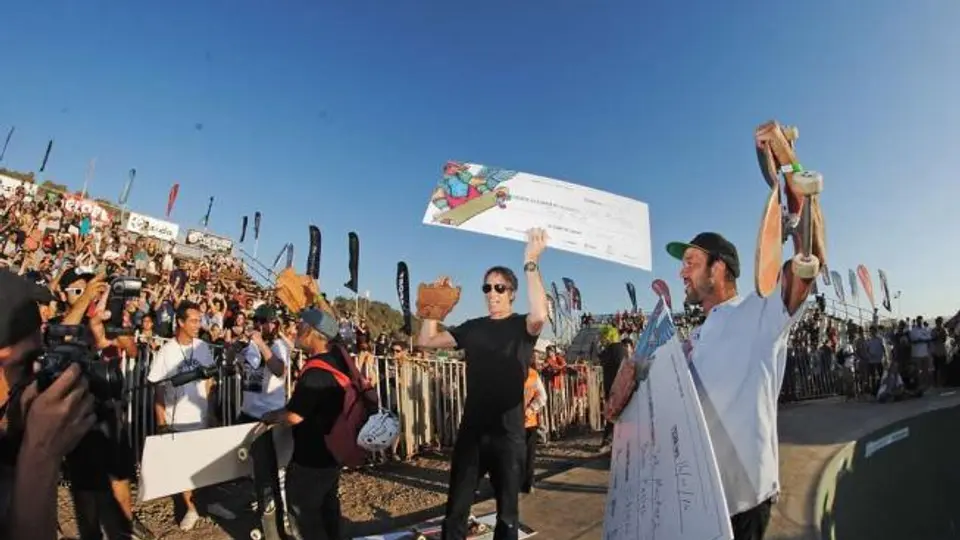 Tony Hawk se luce en torneo de skate en Chile