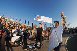 Tony Hawk se luce en torneo de skate en Chile