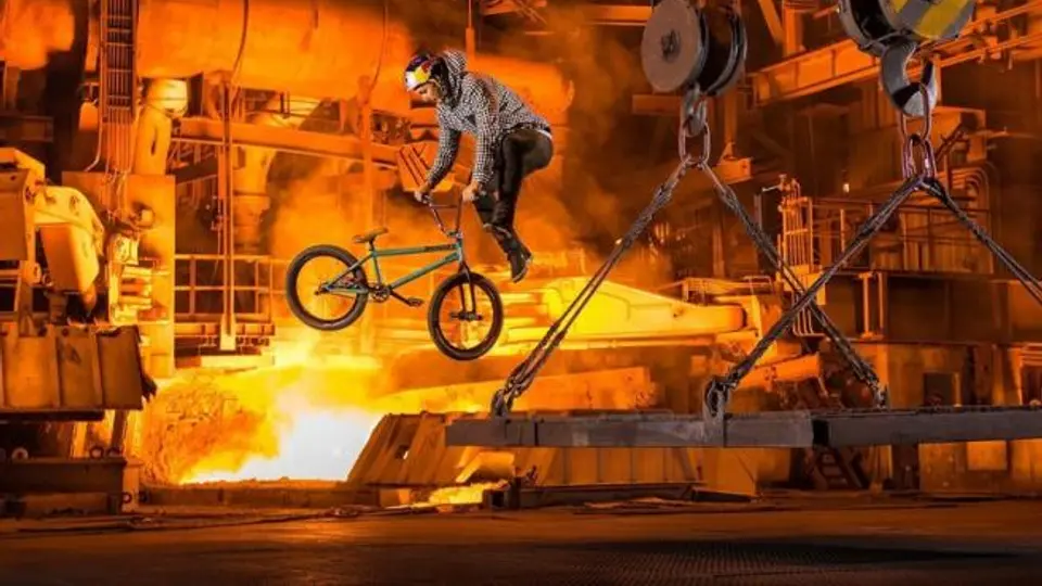 Ciclista realiza trucos de locura en una siderúgica