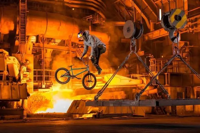 Ciclista realiza trucos de locura en una siderúgica
