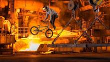 Ciclista realiza trucos de locura en una siderúgica