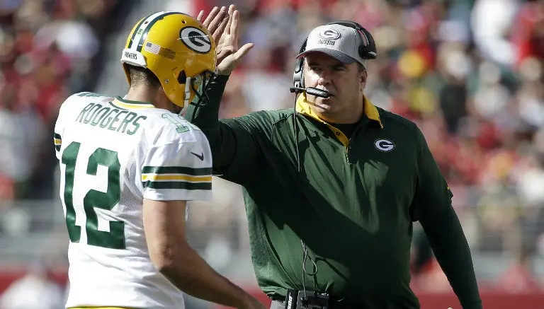 Mike McCarthy festeja con Aaron Rodgers | AP