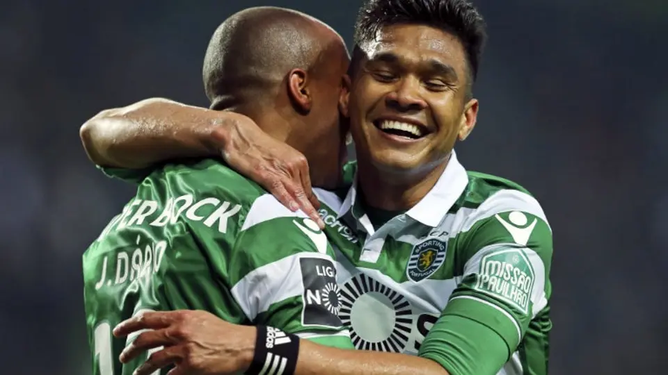 Sporting 'falsifica' playeras en campaña contra piratería