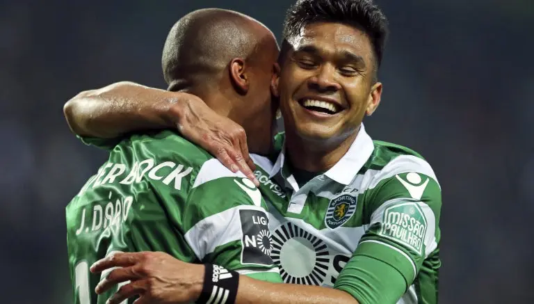 Sporting 'falsifica' playeras en campaña contra piratería