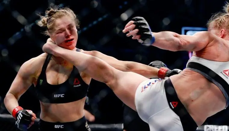 Rousey, trasladada al hospital tras derrota