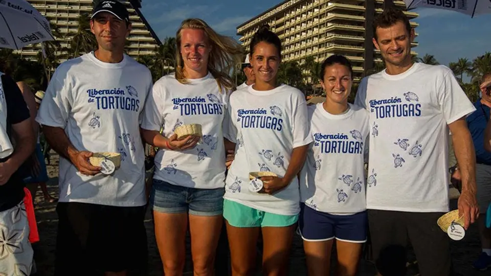 Tenistas participan en liberación de tortugas en Acapulco