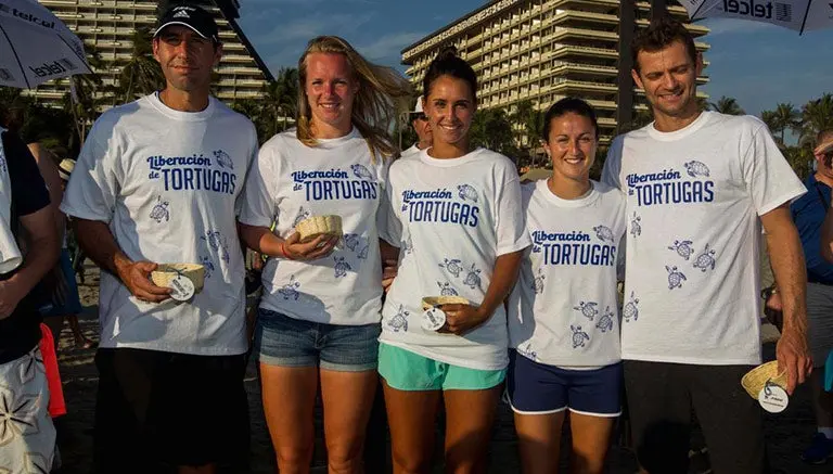 Tenistas participan en liberación de tortugas en Acapulco