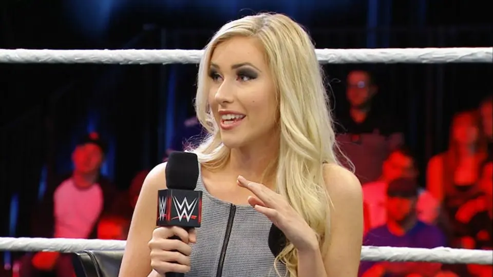 Sexy hija de Mick Foley celebra 'fiesta sin pantalones'