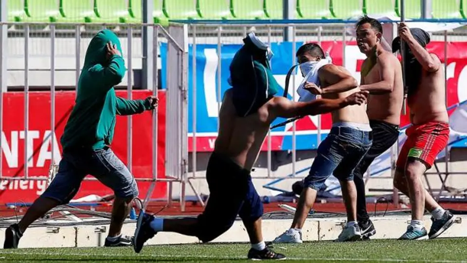 Aficionados protagonizan monumental batalla campal, en Chile