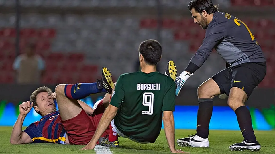 Imprimen mal nombre de Borgetti en camiseta de leyenda