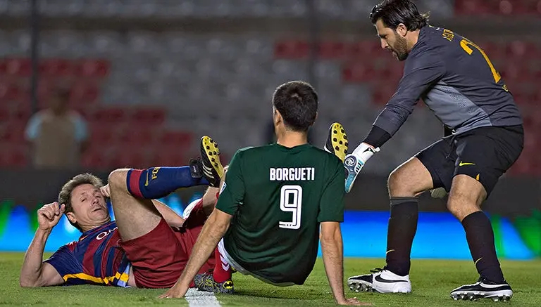 Imprimen mal nombre de Borgetti en camiseta de leyenda