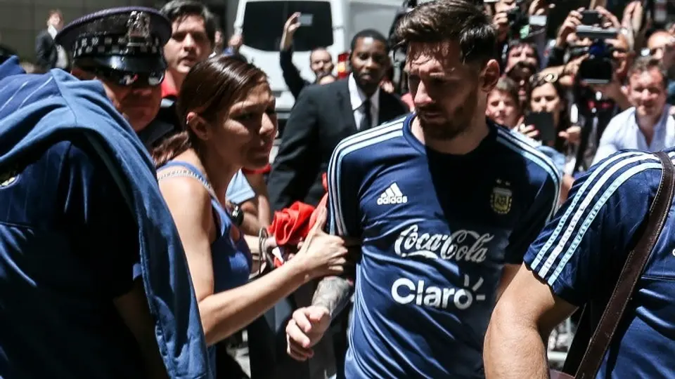 Fan mexicana aborda a Messi y es apartada por la policía