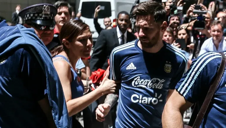 Fan mexicana aborda a Messi y es apartada por la policía