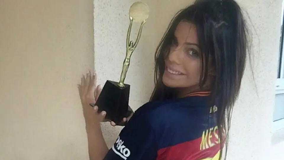 Miss Bumbum felicita a Messi con candente foto