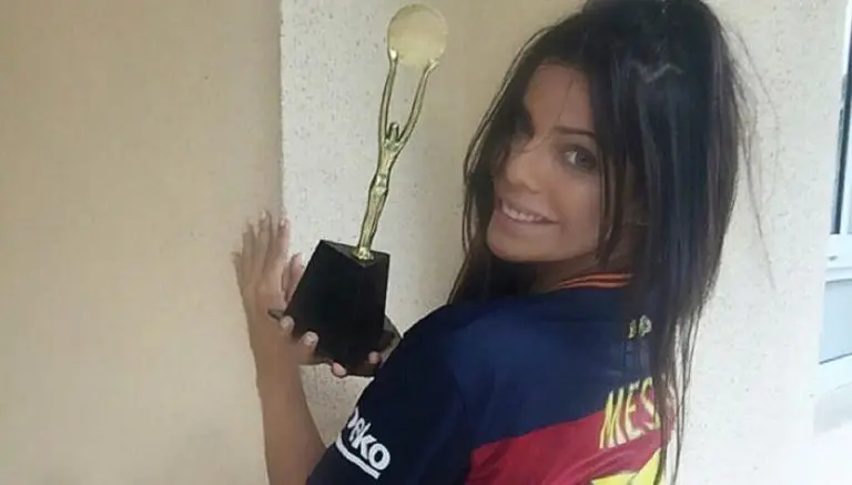 Miss Bumbum felicita a Messi con candente foto
