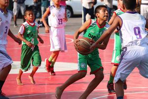 Chofer ebrio choca camioneta donde viajaban niños triquis