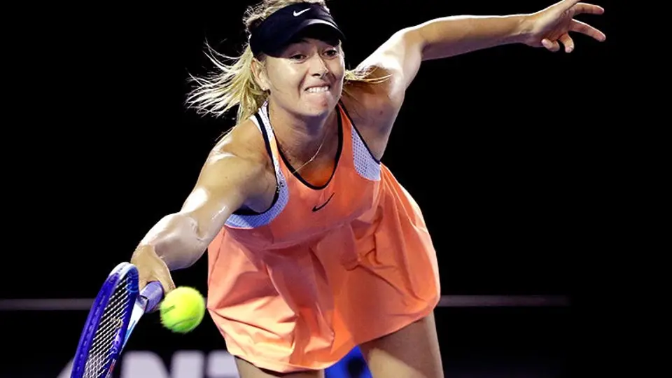 Sharapova supera dura prueba en tercera ronda de Australia
