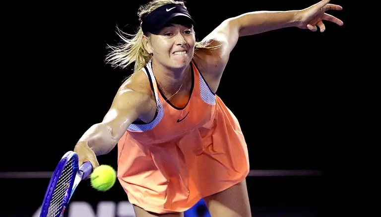 Sharapova supera dura prueba en tercera ronda de Australia