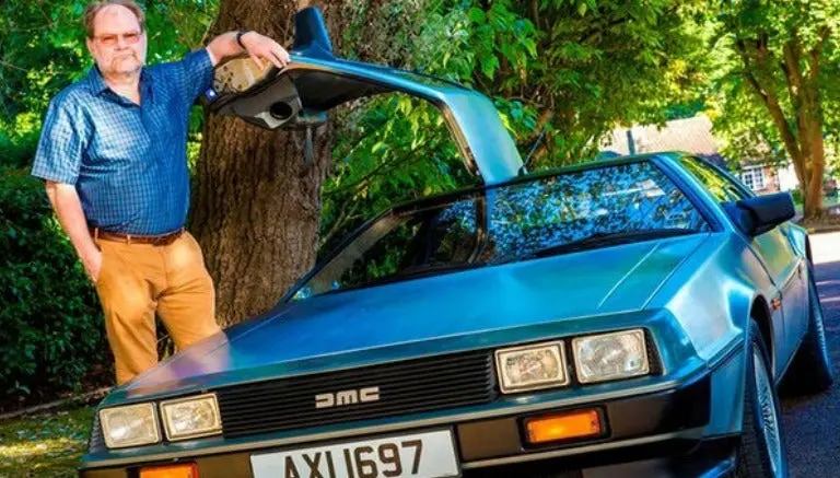Detienen a hombre por ir a toda velocidad en auto de Volver al Futuro