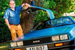 Detienen a hombre por ir a toda velocidad en auto de Volver al Futuro