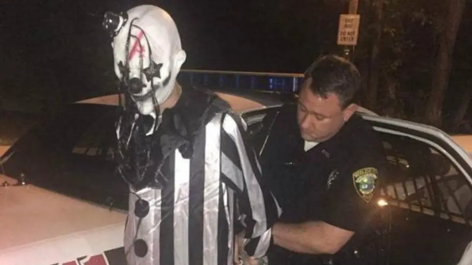 Policía de Kentucky detiene a payaso 'tenebroso'