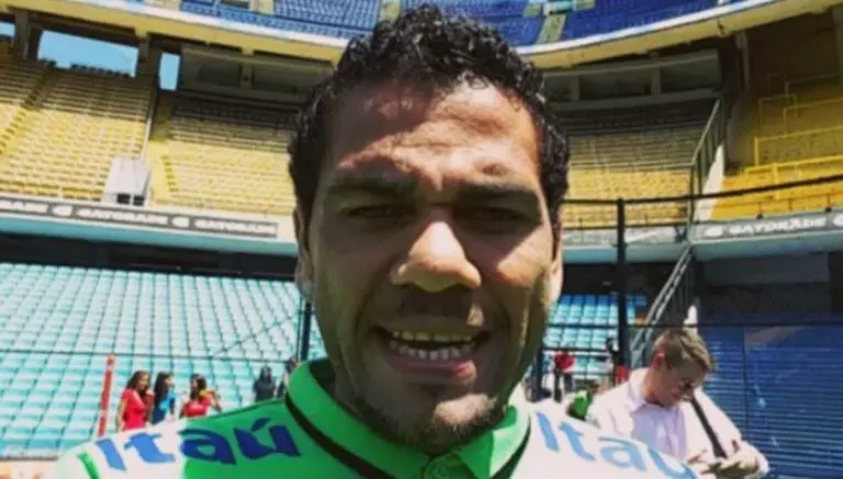 Dani Alves se emociona al conocer la Bombonera de Boca