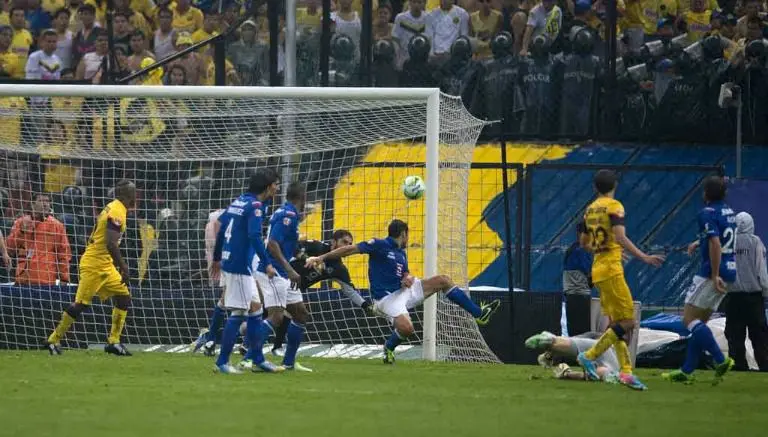 Moisés Muñoz remata al arco de Corona en la Final del Clausura 2013 | MEXSPORT