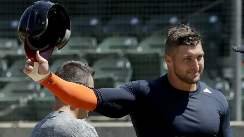 Tim Tebow firma contrato de ligas menores con Mets