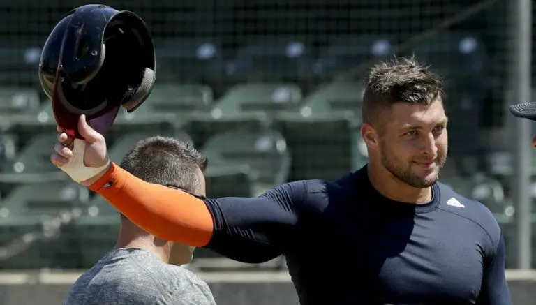 Tim Tebow firma contrato de ligas menores con Mets