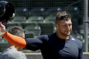 Tim Tebow firma contrato de ligas menores con Mets