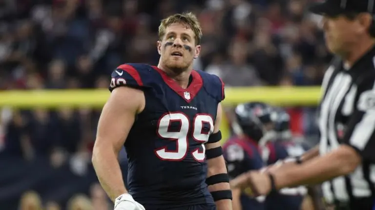 J.J. Watt compromete arranque de temporada por cirugía