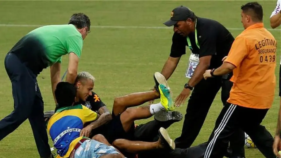 Aficionados derriban a Neymar en práctica de Brasil
