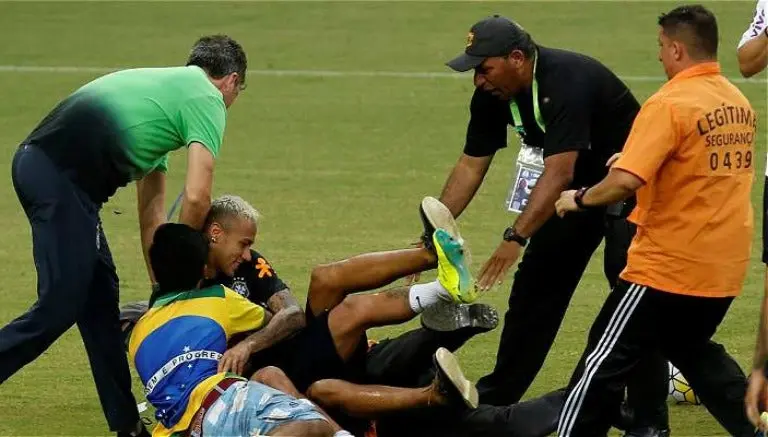 Aficionados derriban a Neymar en práctica de Brasil