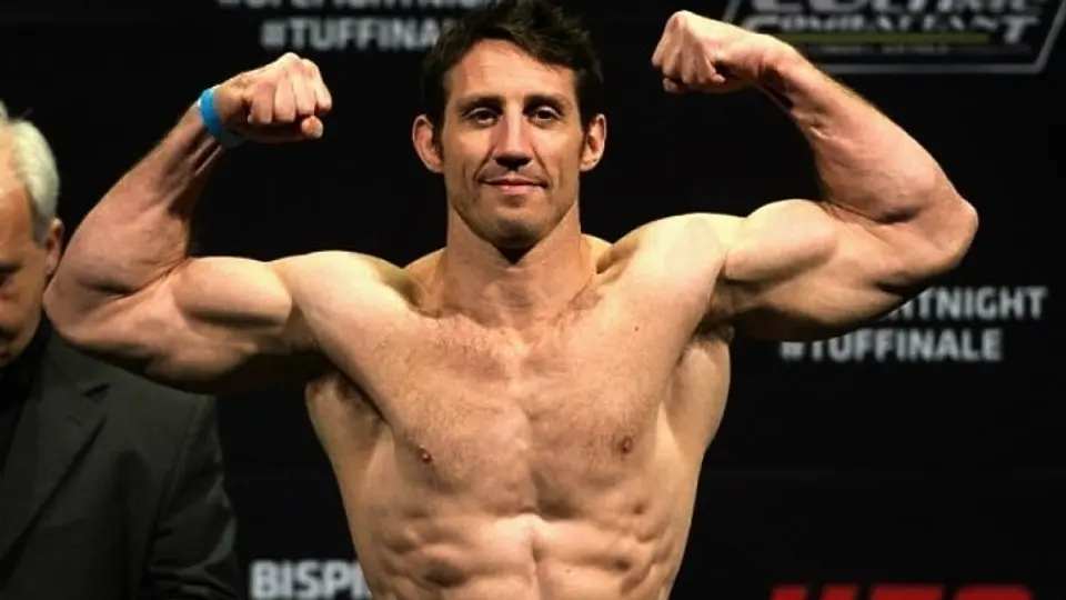 Peleador de UFC admite haber matado a mujeres y niños en la guerra