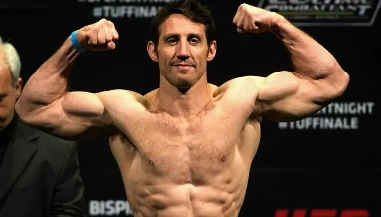 Peleador de UFC admite haber matado a mujeres y niños en la guerra