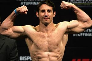 Peleador de UFC admite haber matado a mujeres y niños en la guerra