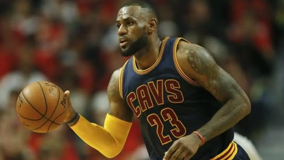 LeBron James se enoja y deja a su equipo en pleno partido