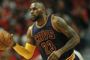 LeBron James se enoja y deja a su equipo en pleno partido