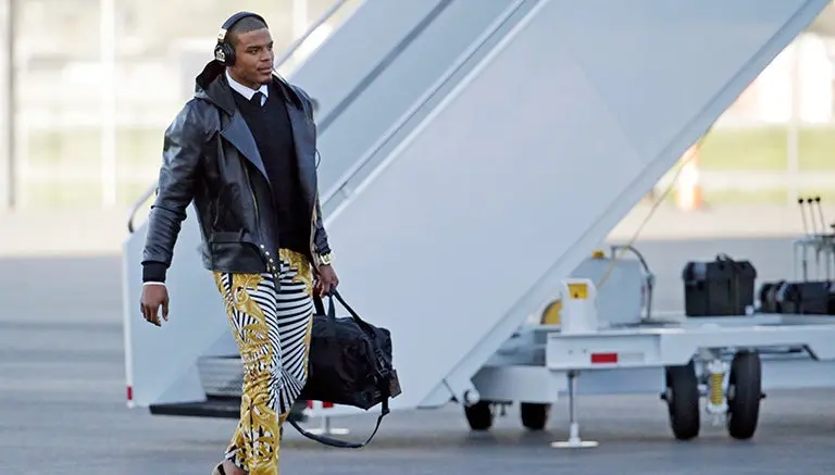 Exóticos pantalones Versace de Cam Newton, agotados