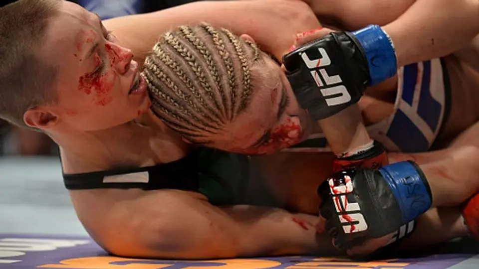 Namajunas 'acribilla' a VanZant en sangrienta pelea
