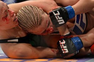 Namajunas 'acribilla' a VanZant en sangrienta pelea