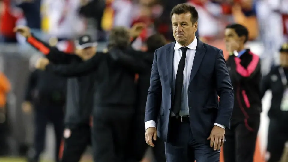 Dunga es cesado como DT de Brasil