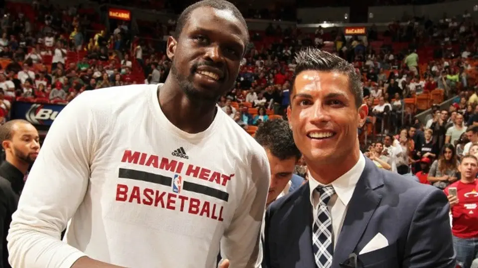 CR7 disfruta vacaciones en juego de la NBA